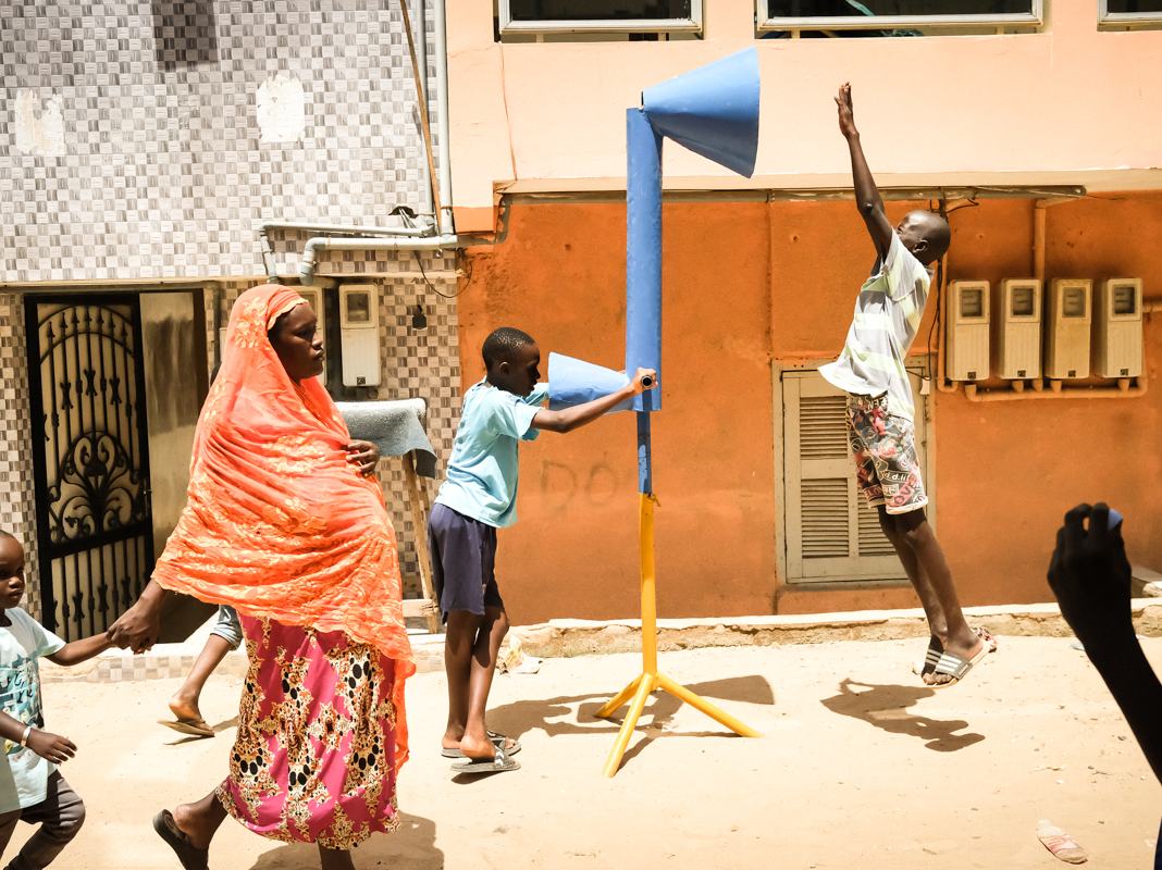 Le sentoukay, "observatoire de rue", dispositif mobile de la PU Dakar pour observer la mobilité piétonne, fabriqué par des artisans locaux