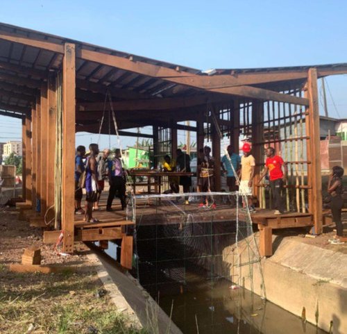 La recyclerie, bâtiment-pont et sa grille de collecte des déchets
