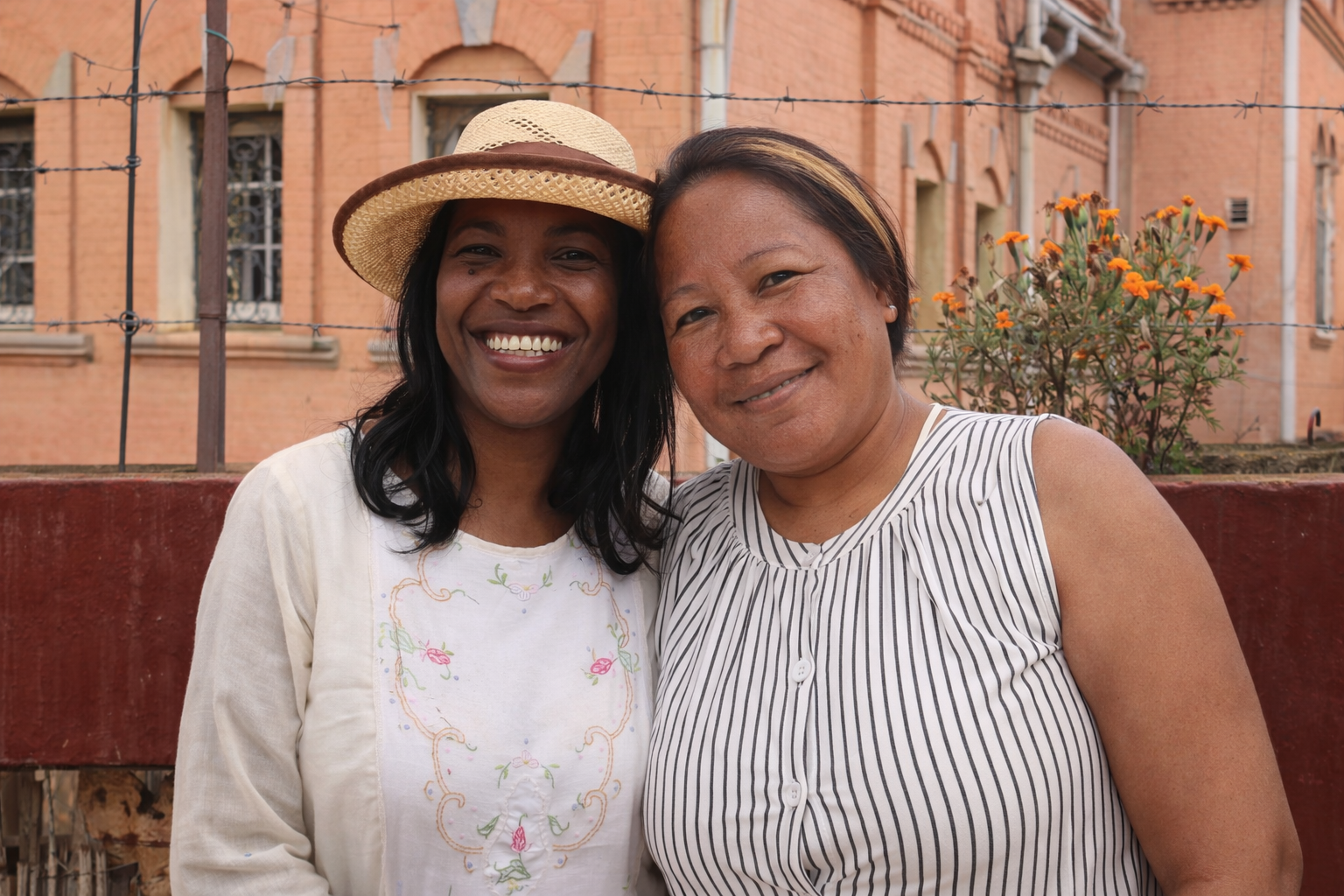 Léa Vololonirina RANOROHANTA, leader au sein de l’Association des femmes de l'Église Assemblée de Dieu (ADD), et Narintra RAKOTOSOLO, responsable de la section féminine de l’association sportive de basket AT2B (Andraisoro Tia BasketBall)